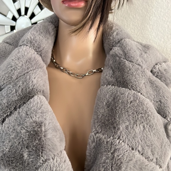 NWT (KENNETH Cole) long Faux coat size XS in very light gray - Picture 4 of 13